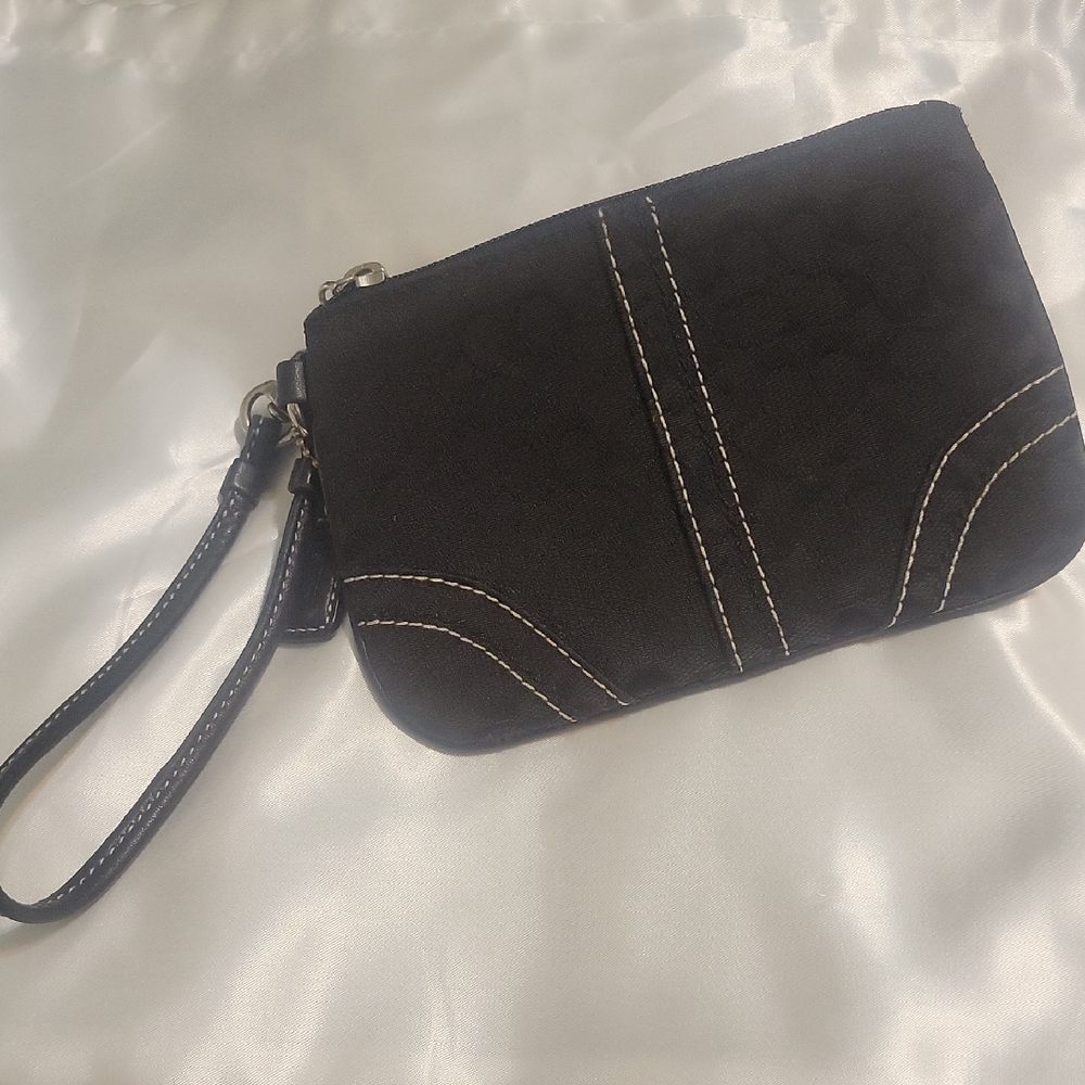 COACH Blk Wristlet with Contrast Stitching & Hang Tag.